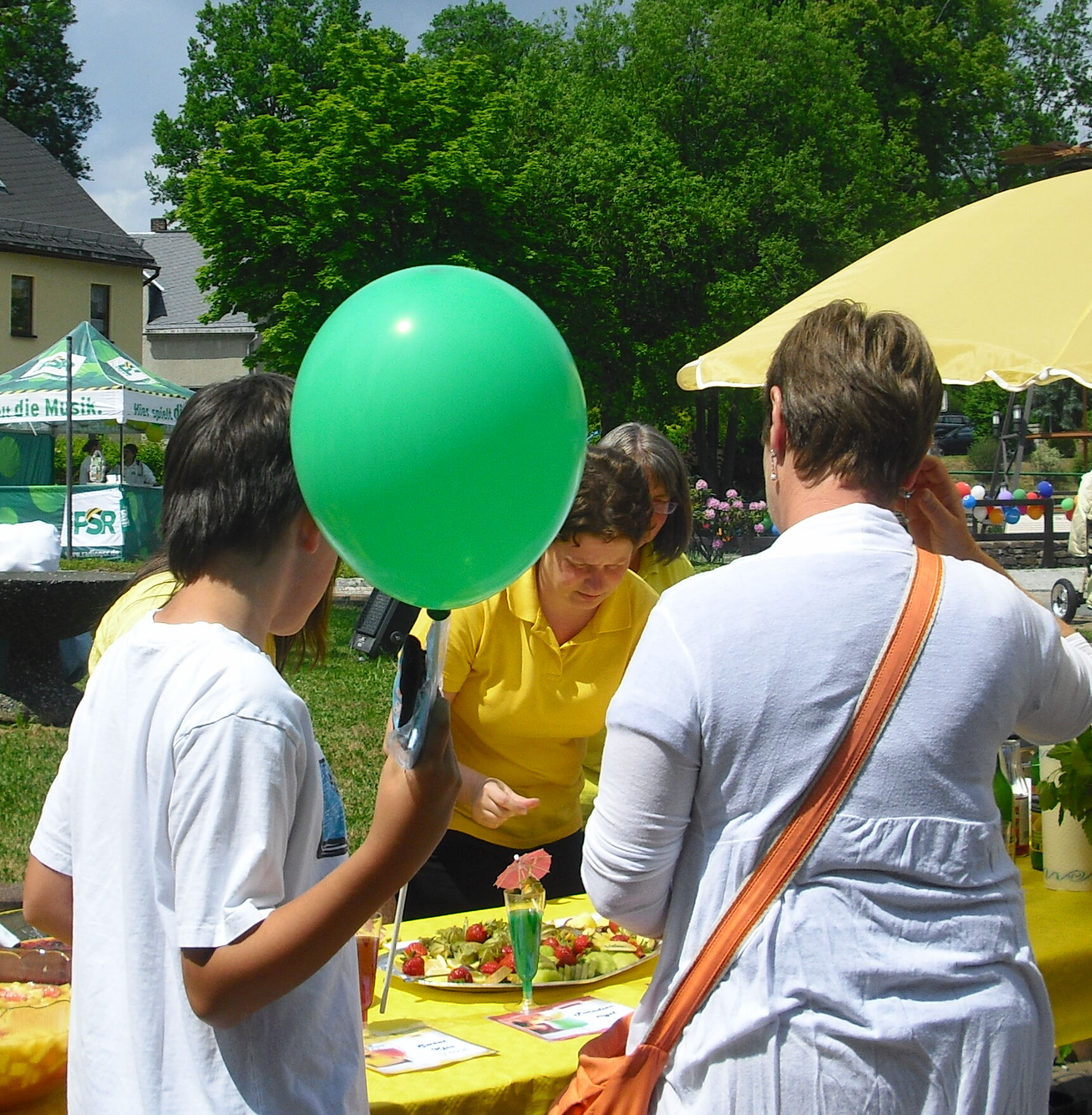 Ein Aktionstag der Hauskrankenpflege Sylke Bauer in Zschorlau mit Menschen, einem Stand und bunten Ballons im Freien.